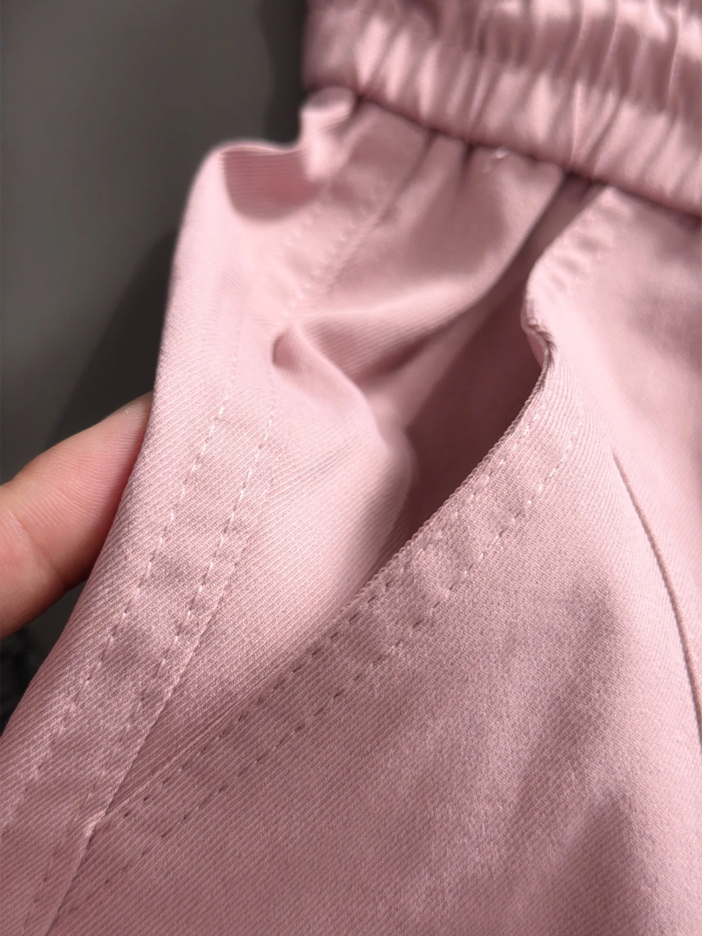LP 2036 Spring/Summer New Arrival elastic band casual shorts, counter-customized fabric Breathable, high comfort, impeccable details, brand element design concept, reflecting high quality. It feels delicate and soft! It presents a casual cut and the upper body shape is great! Sizes:S-2XL